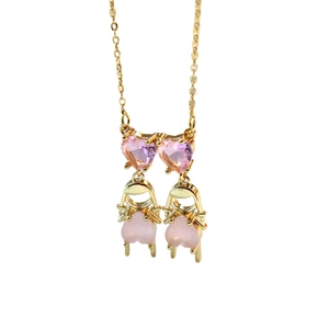 Collier doré minimaliste avec cristaux cœur roses et pendentifs petite fille