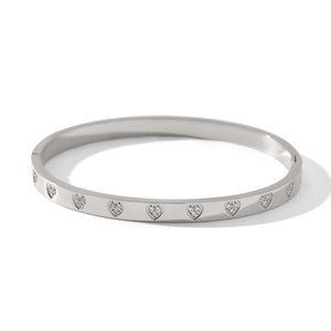 Détail d'un bracelet jonc argenté avec cœurs en zircone et fermoir invisible de haute qualité