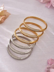 Vue détaillée de bracelets plaqués or 18 carats sertis de zircons cubiques avec fermoirs