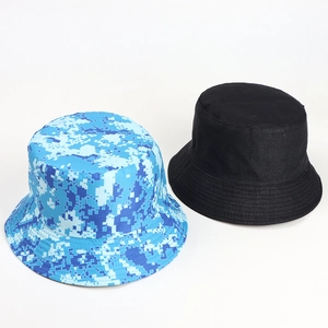 Détail d'un chapeau bob camouflage bleu numérique et d'un chapeau de soleil noir uni