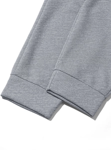 Vue détaillée du sweat à capuche gris avec motifs géométriques gaufrés et poignets côtelés