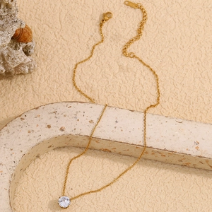 Détail d'un collier en acier inoxydable doré 18K avec pendentif couronne en zircon
