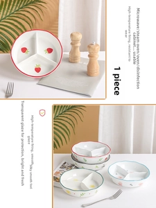 Détail de l'assiette en céramique à trois compartiments aux motifs de fraises
