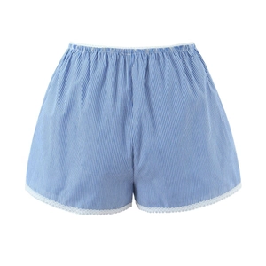 Detailansicht der blau-weiß gestreiften Shorts mit Gummizug und weißer Spitzenkante