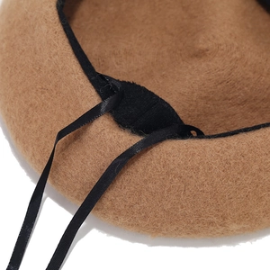 Verstellbare Kinder-Baskenmütze aus Wolle in Camel mit Schweißband und Kordelzug im Inneren