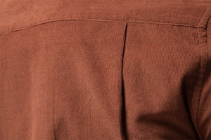 Dettaglio retro camicia in velluto a coste con carré e piega a cannone centrale