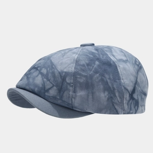 Detailaufnahme des blauen Batik-Marmormusters auf einer Retro-Baumwollbaske
