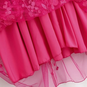 Détail de robe rose rouge avec broderie florale en dentelle sur tissu de satin de soie