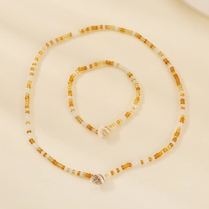 Ensemble bijoux bohème faits main en perles et coquillages orange, collier et bracelet