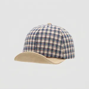 Detalle de la gorra de béisbol de algodón a cuadros azul y beige con costuras de calidad