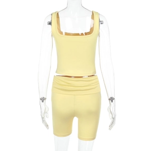 Vue détaillée de l'ensemble jaune deux pièces avec débardeur col carré et short cycliste