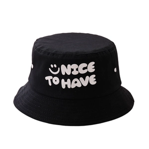 Chapeau bob noir pour enfant en coton avec texte NICE TO HAVE et motif sourire