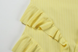Détail en maille côtelée jaune vif avec un design élégant de garniture à volants