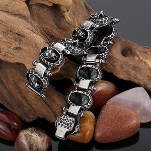 Vintage Edelstahl Wolfskopf Armband mit gehämmertem runden Schild im Punk-Biker-Stil