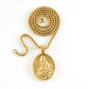 Gros plan d'un pendentif relief 3D en acier doré 18 carats avec chaîne maille