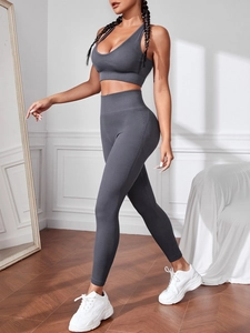Dettaglio completo completo yoga grigio scuro a coste con reggiseno e leggings a vita alta