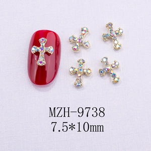 Dettagli di ciondoli per unghie a croce dorata con strass AB su unghie rosse, 7,5x10 mm