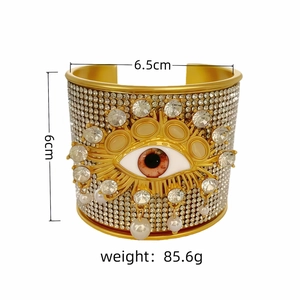 Vista detallada del brazalete Evil Eye con diamantes de imitación, peso y medidas