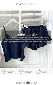 Détail d'un ensemble de pyjama en satin bleu foncé avec caraco et short sur cintre
