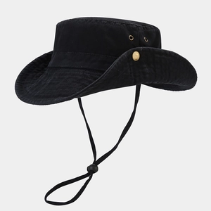 Detalle de sombrero de sol de algodón negro con barboquejo ajustable y botones de metal