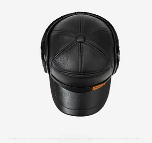 Dettaglio del cappello invernale in pelle nera con fodera in peluche e paraorecchie caldi