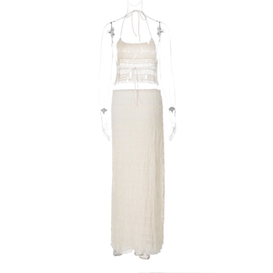 Détail d'un ensemble deux pièces blanc crème avec texture plissée sur un mannequin transparent