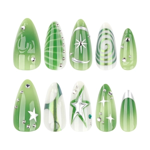 Faux ongles Y2K vert œil de chat avec motif étoile et détails métalliques 3D en amande