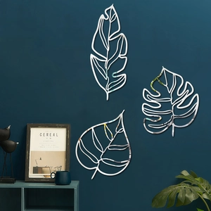 Détails de la décoration murale en métal 3D en forme de feuilles sur un fond bleu marine