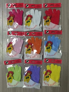 Vista detallada de nueve guantes de baño exfoliantes de colores en paquetes individuales