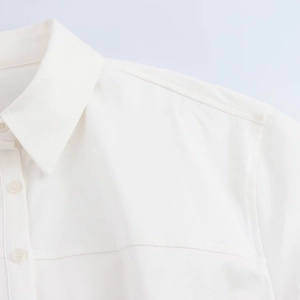 Elegante camicia bianca a maniche lunghe con colletto a rever e trama in twill