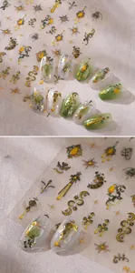 Detail von grünen und goldenen Magic-Nailart-Aufklebern mit geprägten Sternen und Halbmonden