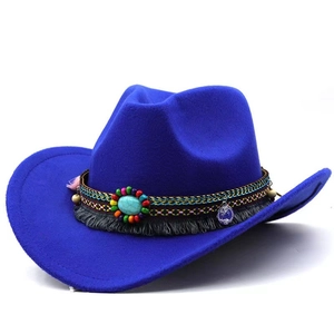 Vue détaillée du chapeau de cowboy bleu roi avec bande ethnique et perle turquoise