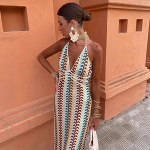 Robe longue sexy en tricot à rayures colorées avec col en V pour des vacances bohèmes d'été