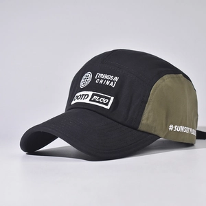 Detail der schwarzen und olivgrünen Baseballkappe mit weißem Sticklogo Trends in China