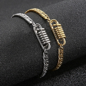 Dettaglio del bracciale a catena in acciaio al titanio con molla oro e argento