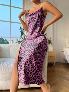 Détail de la fente latérale et texture satinée lisse de la robe nuisette imprimé léopard