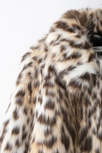 Gros plan sur la texture en fausse fourrure léopard et les fibres douces du col