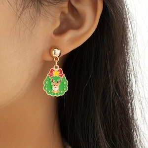 Boucles d'oreilles couronne de Noël avec renne et nœud rouge sur un mannequin