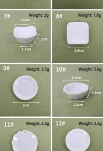 Set di 6 mini piatti bianchi in ceramica con dimensioni dettagliate per case delle bambole