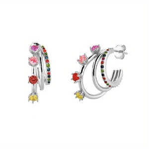 Vue détaillée des boucles d'oreilles C argentées serties de zircons multicolores