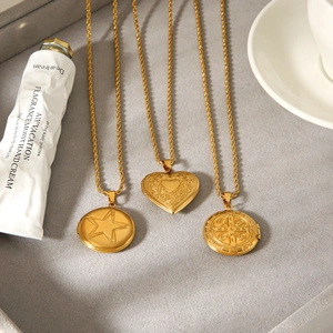 Colliers vintage en acier inoxydable plaqué or 18 carats avec pendentifs gaufrés chic