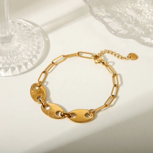Dettaglio del bracciale in acciaio inossidabile placcato oro 18k con maglie e cuore