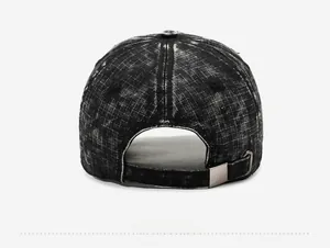 Détail de la boucle métallique réglable à l'arrière de la casquette de baseball délavée
