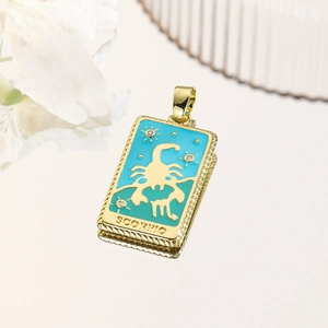 Dettaglio ravvicinato del ciondolo Scorpione in oro 18k con smalto blu su base lucida