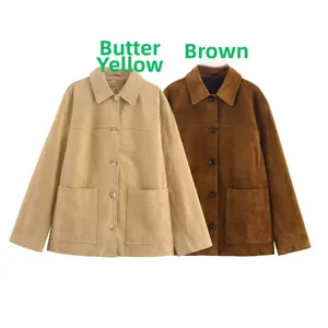 Détails de vestes en daim en beurre et marron avec grandes poches et boutons
