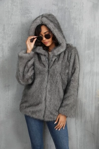 Gros plan détaillé sur la texture moelleuse en fausse fourrure grise d'une veste d'hiver