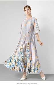 Detail van bloemen plissè maxi-jurk met een zoom van 5,5m en premium accordeontextuur
