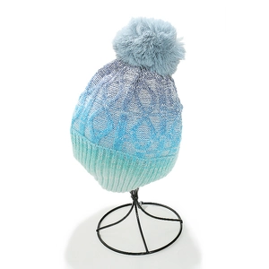 Detailliertes Zopfmuster an der blau-grünen Verlaufs-Wintermütze mit flauschigem Pompon