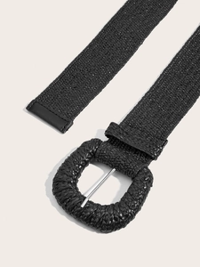 Gros plan sur la ceinture tressée noire avec boucle ronde et texture fine
