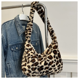 Détail de la texture du sac léopard en fausse fourrure sur fond de veste en jean bleu